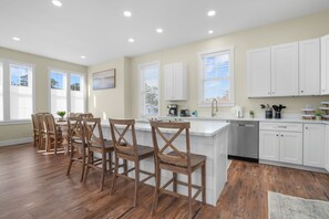 Fridge, microwave, oven, stovetop - Sandy Penny | Luxury New Build w/ Water Views, En-Suite Bedrooms + Gourmet Kitchen Retreat (Chincoteague Island)