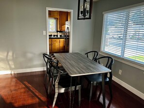 Dining - Lovely gated 2-bedroom house with AC and backyard in charming Roseville (Roseville)