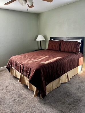 Room - Lovely gated 2-bedroom house with AC and backyard in charming Roseville (Roseville)