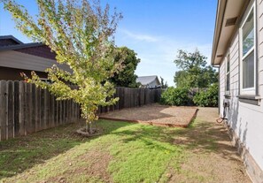 Property grounds - Lovely gated 2-bedroom house with AC and backyard in charming Roseville (Roseville)