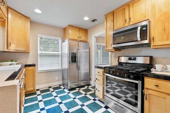 Private kitchen - Lovely gated 2-bedroom house with AC and backyard in charming Roseville (Roseville)