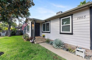 Exterior - Lovely gated 2-bedroom house with AC and backyard in charming Roseville (Roseville)