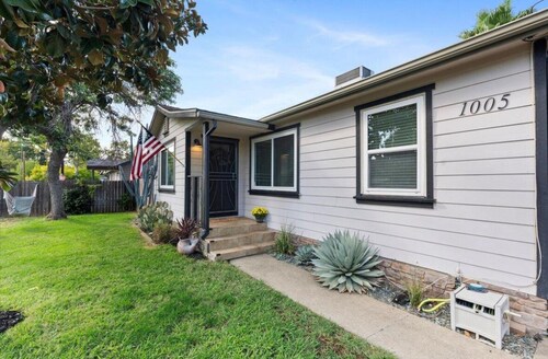 Lovely gated 2-bedroom house with AC and backyard in charming Roseville