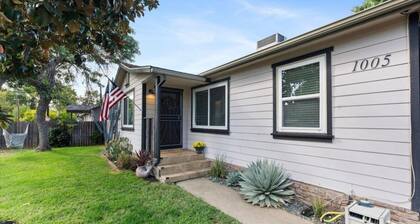 Lovely gated 2-bedroom house with AC and backyard in charming Roseville