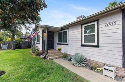 Lovely gated 2-bedroom house with AC and backyard in charming Roseville
