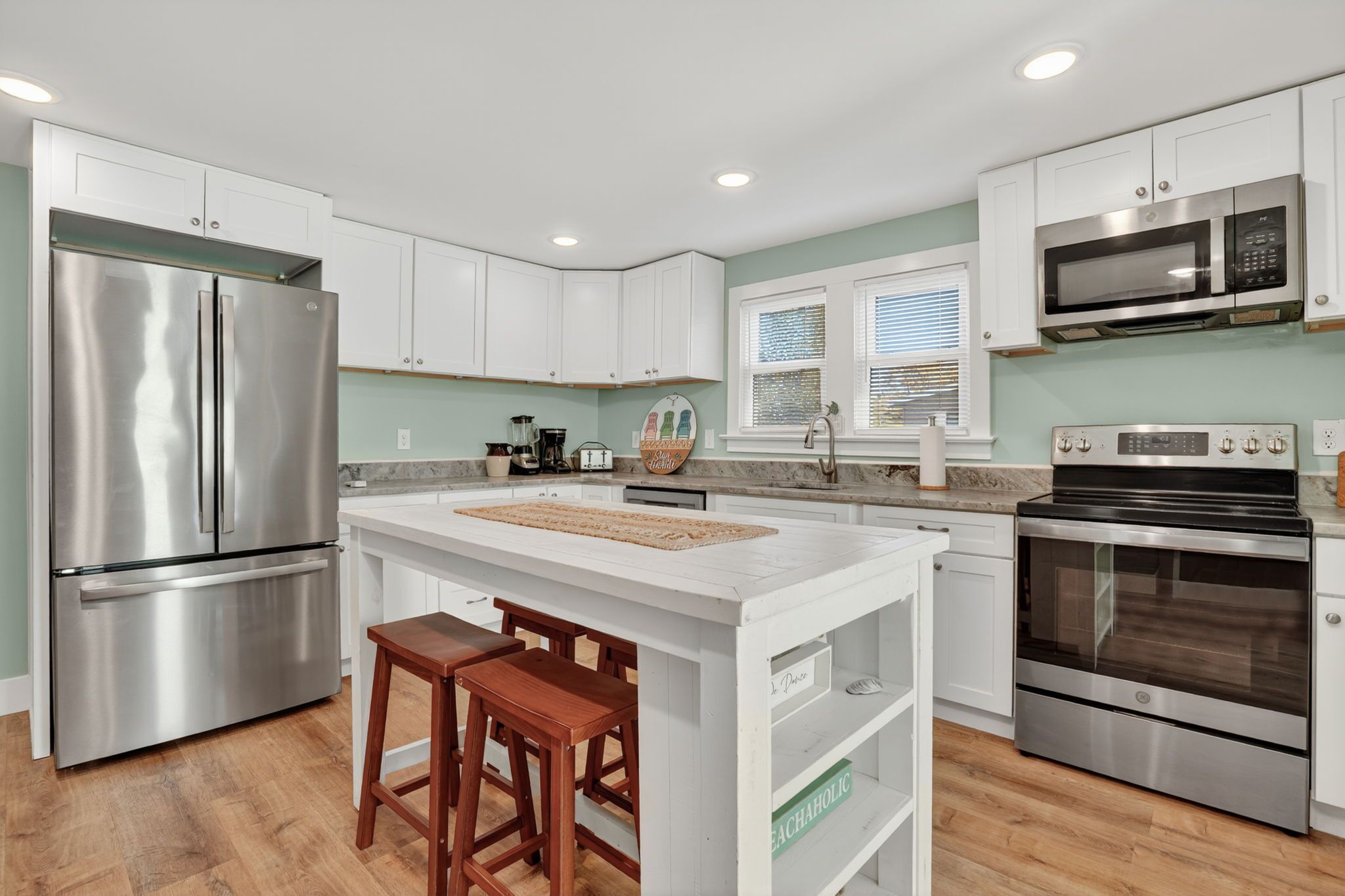 Réfrigérateur, micro-ondes, lave-vaisselle, cafetière/bouilloire