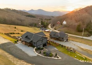 Exterior - Luxe | 8BR 6 Kings | Sleeps 22 | 2HotTub | Firepit (Banner Elk)