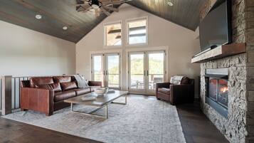 Smart TV, lareira, livros, aparelho de som