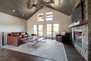 Smart TV, lareira, livros, aparelho de som