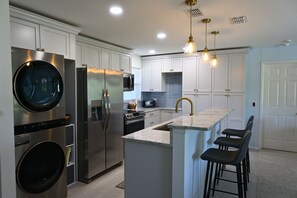 Microondas, horno, parrilla de estufa y lavavajillas 