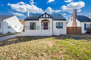 Exterior - Bright & Cozy Retreat (Wichita)