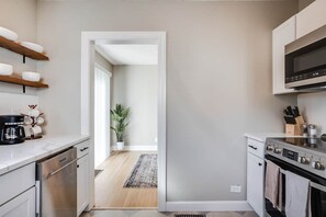 Microwave, oven, stovetop, dishwasher - Bright & Cozy Retreat (Wichita)