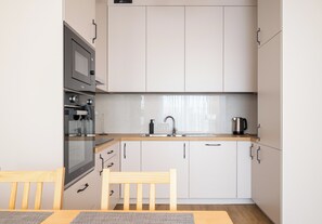 Kylskåp, mikrovågsugn, ugn och spishäll
