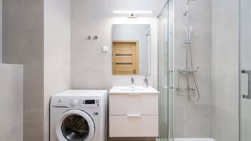 Shower, hair dryer, towels