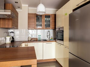 Frigorífico, horno, placa de cocina y lavavajillas