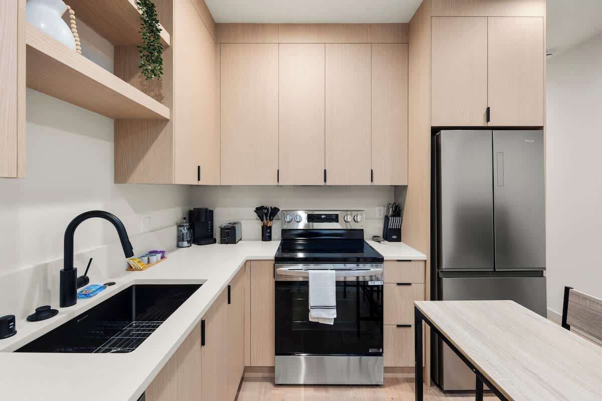 Refrigerador, microondas, horno y parrilla de estufa 