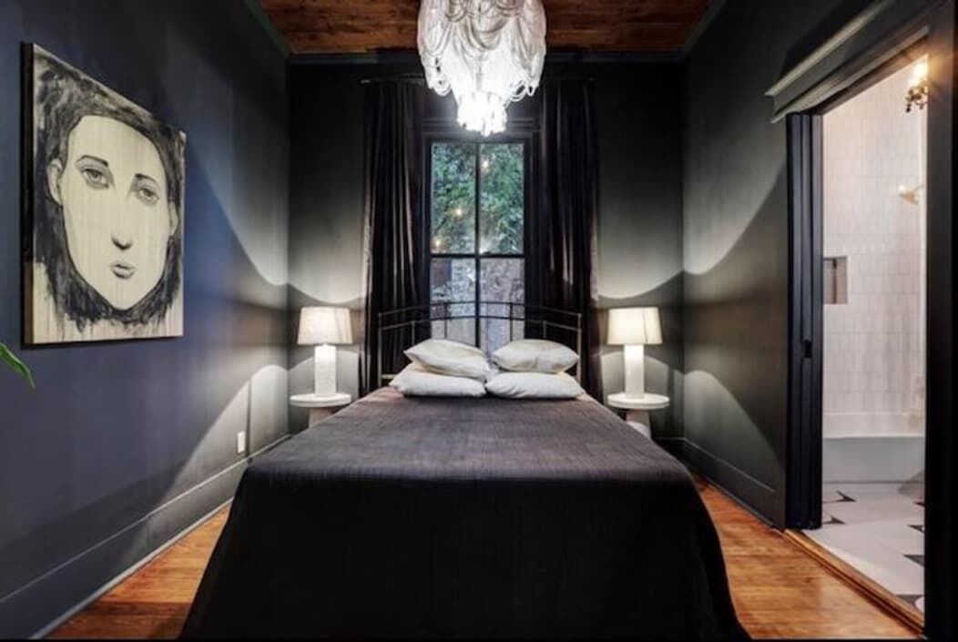 Tabla de planchar con plancha, wifi, ropa de cama