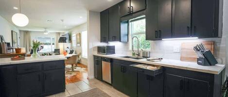 Réfrigérateur, micro-ondes, four, plaque de cuisson