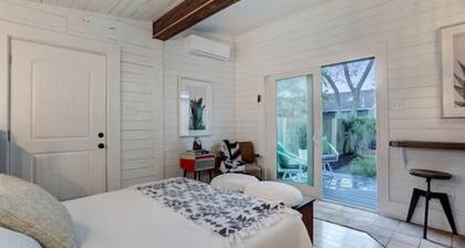 walk 2 beach! cozy casita guesthouse