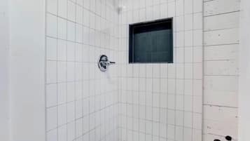 Douche, sĂšche-cheveux