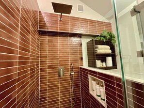 Een douche, een haardroger, handdoeken, shampoo