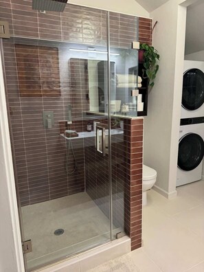 Shower, hair dryer, towels, shampoo - hilltop: 2BR, pool, hot tub, Easy World Cup Access (Houston)