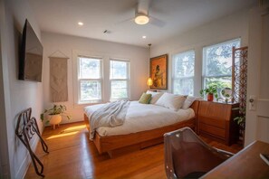 Iron/ironing board, WiFi, bed sheets - enchanting heights hideaway, Easy World Cup Access (Houston)