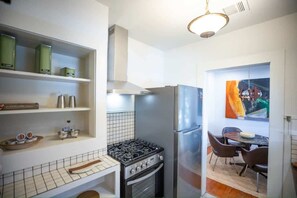 Fridge, microwave, oven, stovetop - enchanting heights hideaway, Easy World Cup Access (Houston)