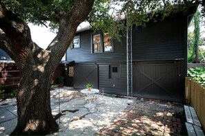 Outdoor dining - enchanting heights hideaway, Easy World Cup Access (Houston)