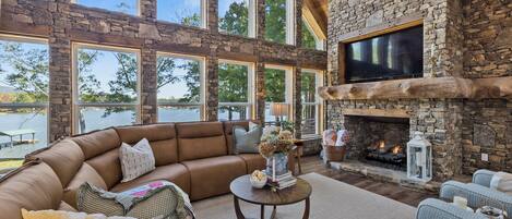 Smart TV, chimenea y libros