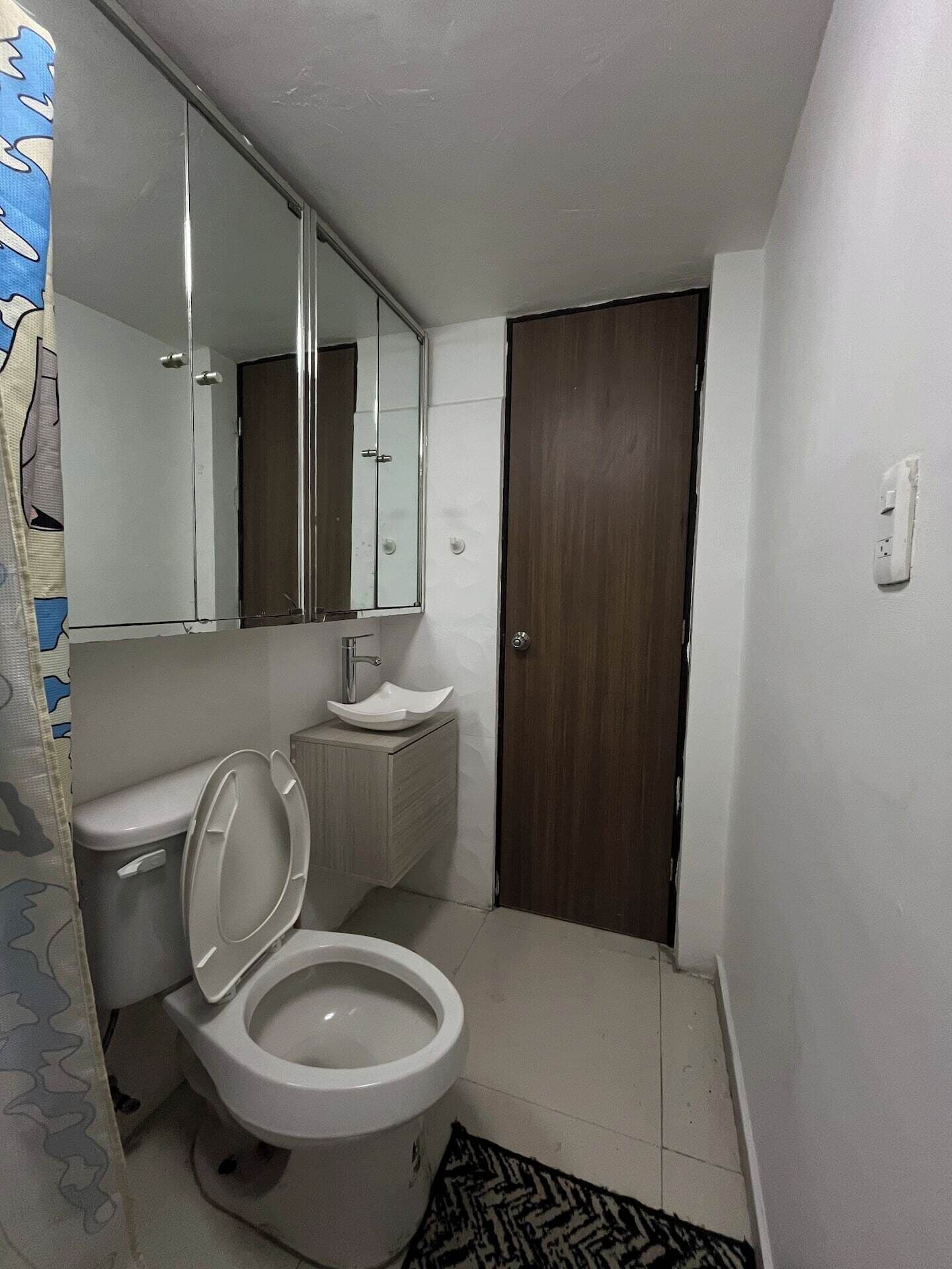 Secador de pelo, toallas, jabón y papel higiénico