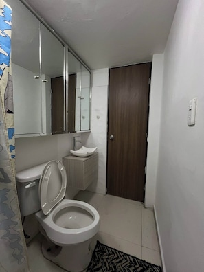 Secador de pelo, toallas, jabón y papel higiénico