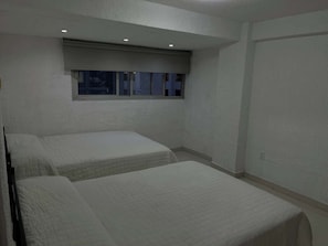 1 dormitorio, tabla de planchar con plancha, wifi y ropa de cama
