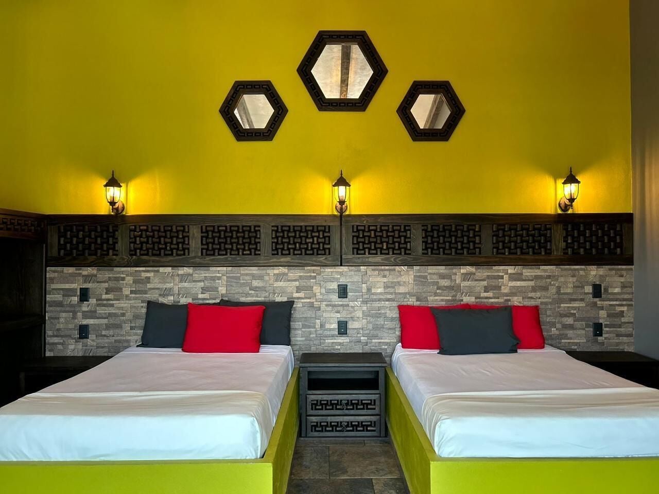 Donzen dekbedden, een laptopwerkplek, een strijkplank/strijkijzer