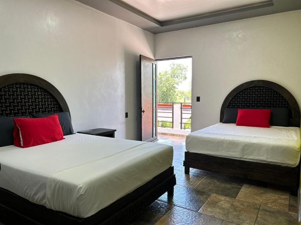 Edredón y espacio para trabajar con laptop 