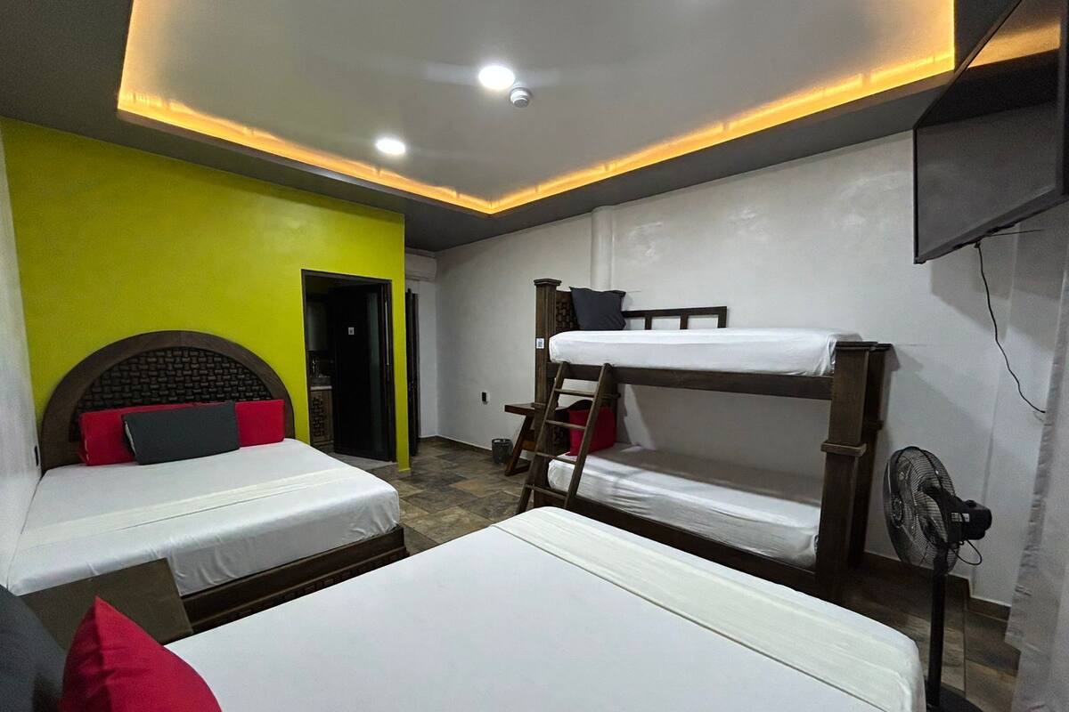 ألحفة محشوة بالريش ومساحة عمل للكمبيوتر المحمول ومكواة/لوح كي