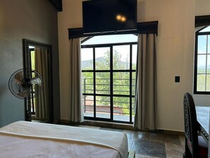 Donzen dekbedden, een laptopwerkplek, een strijkplank/strijkijzer