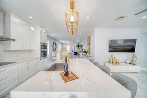 Private kitchen - A Stylish Retreat With Everything You Need Fall in Love Your Next Vacation Spot (Cape Coral)