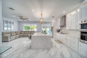 Private kitchen - A Stylish Retreat With Everything You Need Fall in Love Your Next Vacation Spot (Cape Coral)