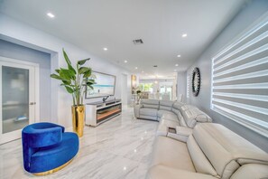 Living area - A Stylish Retreat With Everything You Need Fall in Love Your Next Vacation Spot (Cape Coral)