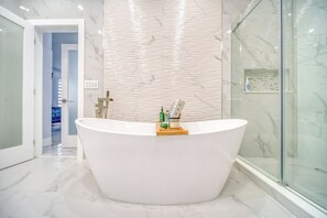 Haartrockner, Handtücher, Seife, Toilettenpapier