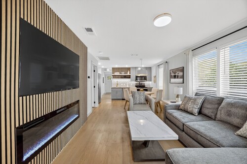 Walk to stadium! Cozy 2br house in historic Old Town Arlington