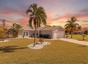 Exterior - East Facing Heated Pool, Deep-Water Dock, Kayaks: Boats N Breezes (Cape Coral)