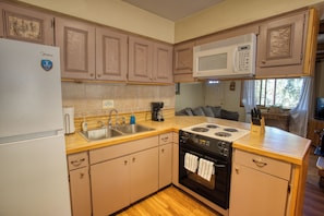 Wasserkocher mit Kaffee-/Teezubehör, Kühlschrank, Mikrowelle, Ofen