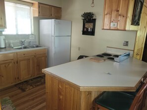 Fridge, microwave, oven, stovetop - Pinetop Vista - The Wildlife Cabin (Pinetop)