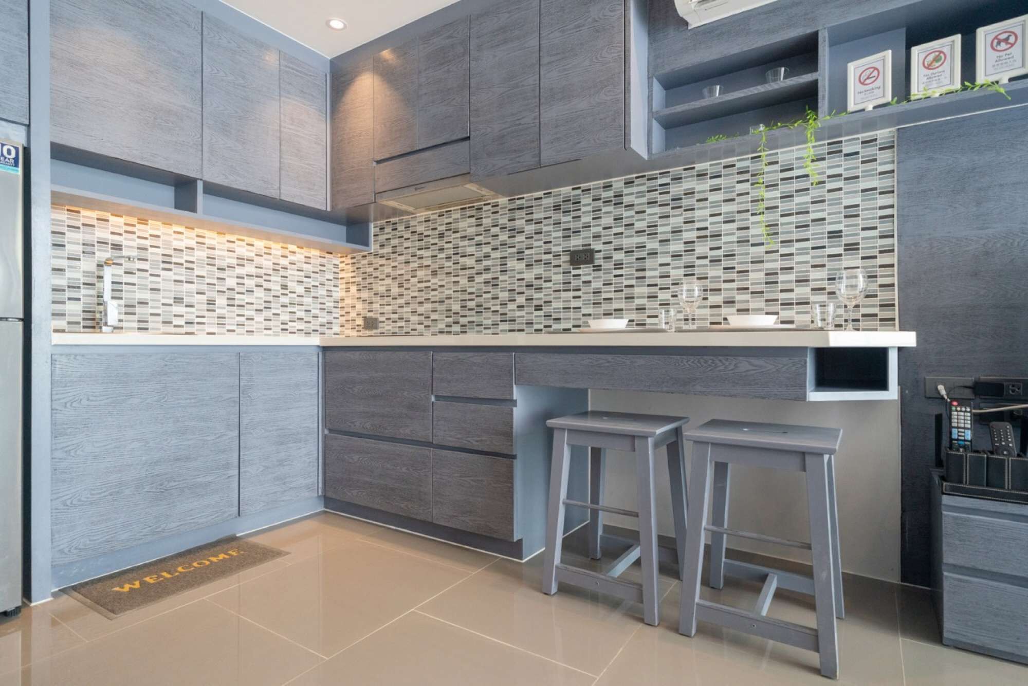 Frigorifero, microonde, piano cottura, pentole/stoviglie/utensili