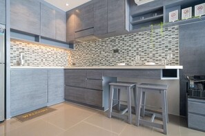 Frigorifero, microonde, piano cottura, pentole/stoviglie/utensili