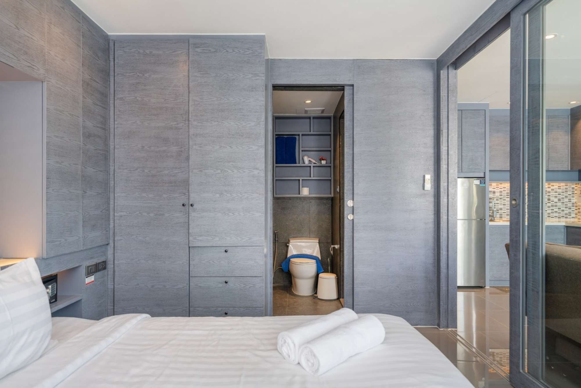 Planxa i posts de planxar, wifi i roba de llit 