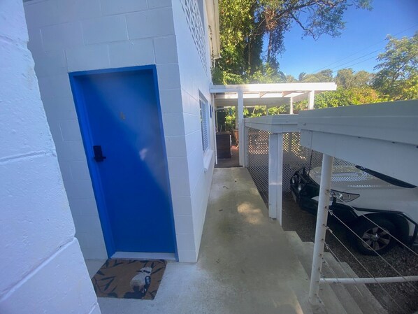 Property grounds - Charming studio near the boat club with deck (Yorkeys Knob)