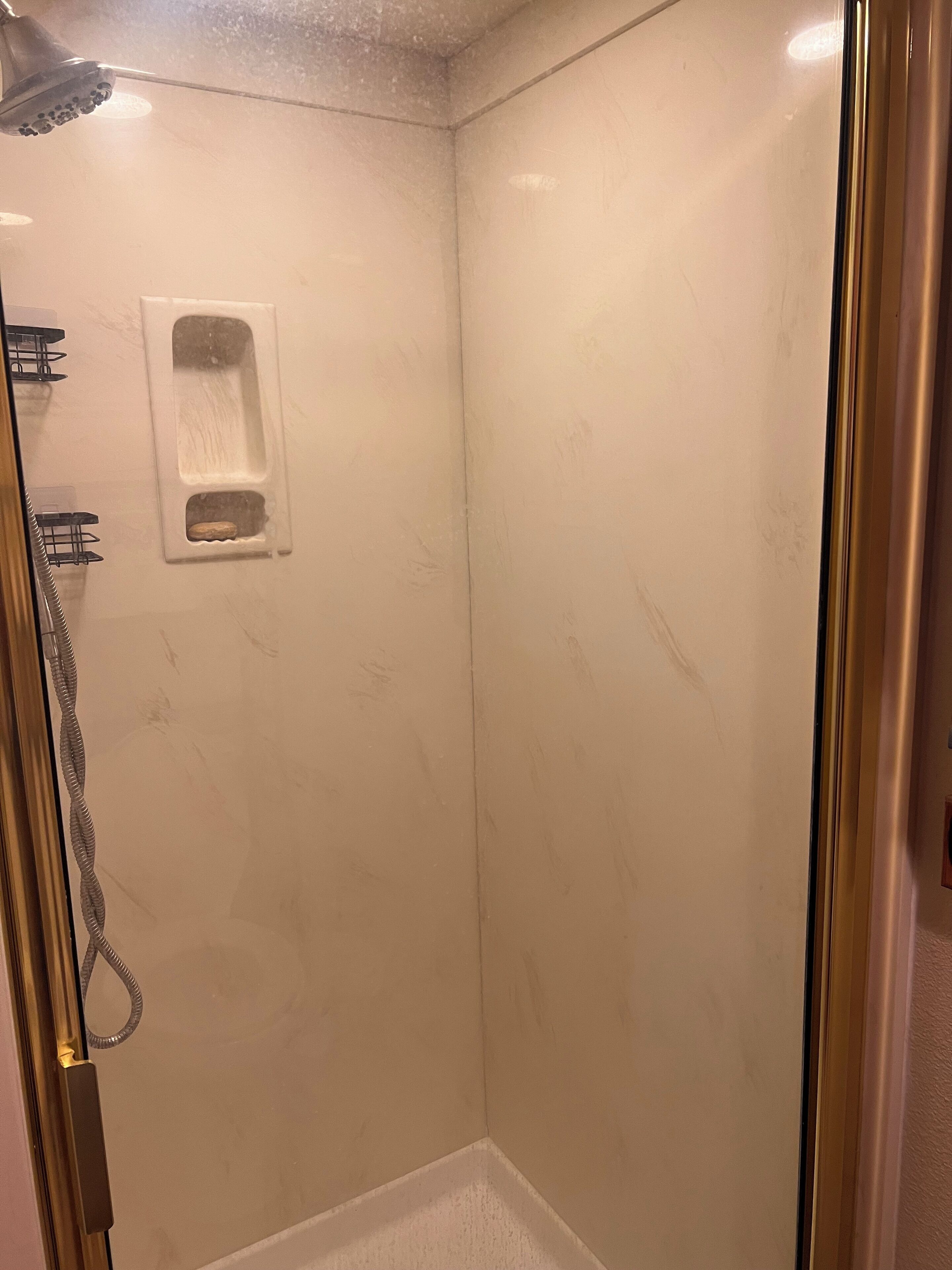 Douche, sèche-cheveux, serviettes fournies, papier toilette